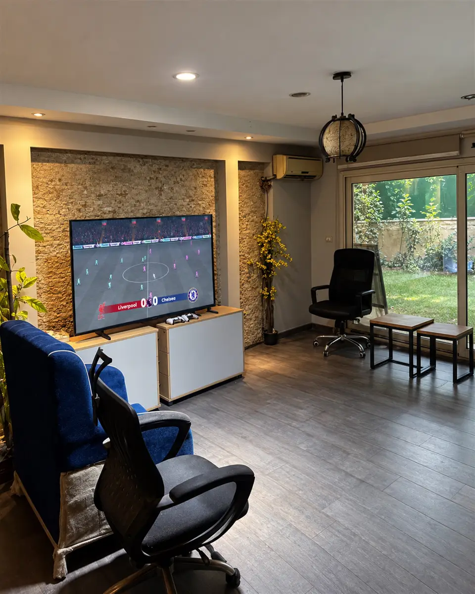 Room 06: stone TV wall, gaming chairs and a garden window